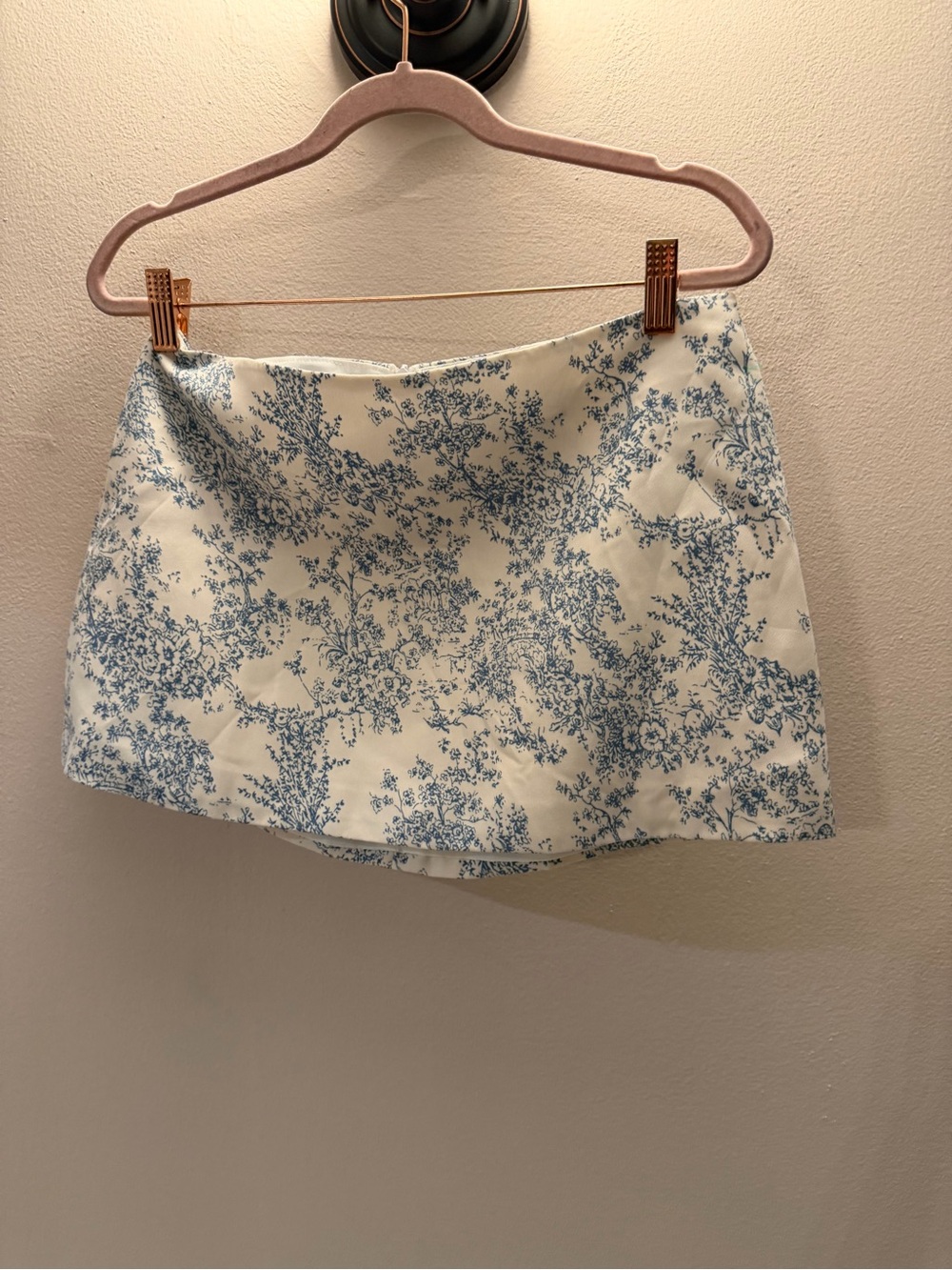 NWT Beachbitcha Blue White Toile Floral Mini Skirt Size Medium